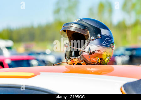 Emmaboda, Schweden - 7. Mai 2016: 41. Süd Schweden-Rallye in Service-Depot. Helm auf dem Dach eines Autos in der Sonne. Stockfoto