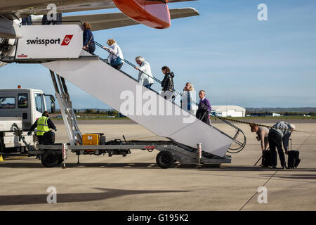 Flughafen Bristol, Somerset, UK. Passagiere, die ein Easyjet Flugzeug Stockfoto