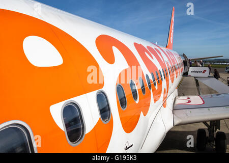 Flughafen Bristol, Somerset, UK. Passagiere, die ein Easyjet Flugzeug Stockfoto