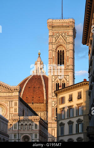 Florenz, Toskana, Italien. Abendlicht auf Giottos campanile oder Glockenturm (1334-1359) und Brunelleschis Kuppel (1420) auf dem Dom (Kathedrale) Stockfoto