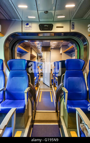 Italien. Das stilvolle Interieur eines modernen Passagier Zug Wagen (Bus oder Auto) Stockfoto