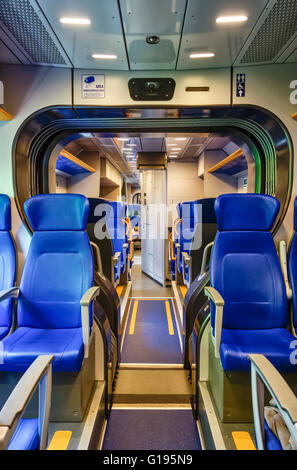 Italien. Das stilvolle Interieur eines modernen Personenzugwagens (Reisebus oder Pkw) Stockfoto
