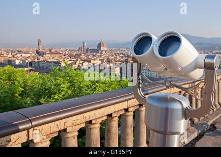 öffentliche anzeigen Fernglas in Michelangelo Square Blick auf Florenz Sie die Terrakotta-Kuppel des Doms sehen kann, Stockfoto