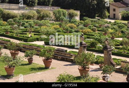 Villa di Castello (Villa Reale), in der Nähe von Florenz, Italien. Der Zitrusgarten voller Töpfe mit Zitronenbäumen und andere Zitrusfrüchte Stockfoto