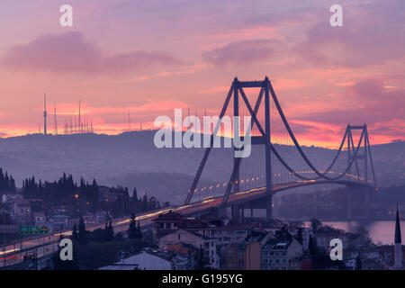 Bosporus-Brücke und Verkehr im Morgengrauen Stockfoto