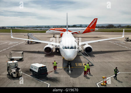 Flughafen Bristol, Somerset, UK. Zwei Flugzeuge der Fluggesellschaften Ryanair und Easyjet auf dem Rollfeld im Ankunftsbereich Konkurrenz zu Stockfoto