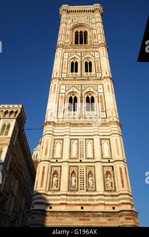 Florenz, Italien. Der Campanile (Glockenturm), von Giotto entworfen und gebaut zwischen 1334 und 1359, im Abendlicht Stockfoto