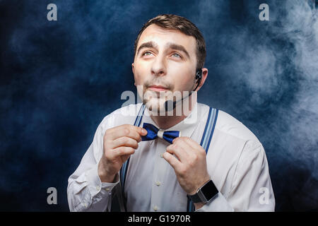 Porträt von Presenter in Strapsen und Fliege mit mic Stockfoto