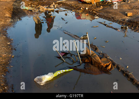 Reflexion. Der Dschungel Flüchtling & Migrant Camp, Calais, Nordfrankreich Stockfoto