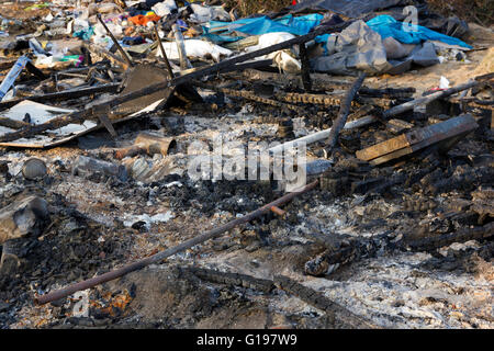 Brandschäden Sie, Ergebnisse der 1. Räumung. Der Dschungel Flüchtling & Migrant Camp, Calais, Nordfrankreich Stockfoto