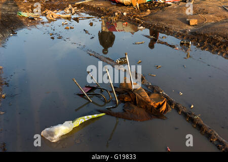 Reflexionen. Der Dschungel Refugee and migrant Camp, Calais, Frankreich Stockfoto