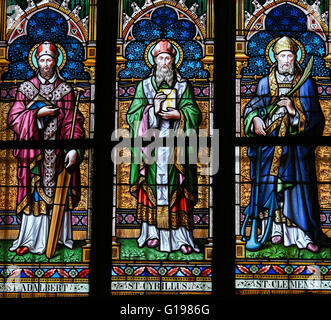 Glasfenster in St. Vitus Cathedral, Prag, Darstellung des Heiligen Adalbert von Prag, Cyril und Clement. Stockfoto