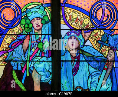 Glasfenster in St. Vitus Cathedral, Prag, entworfen von Alphonse Mucha. Stockfoto