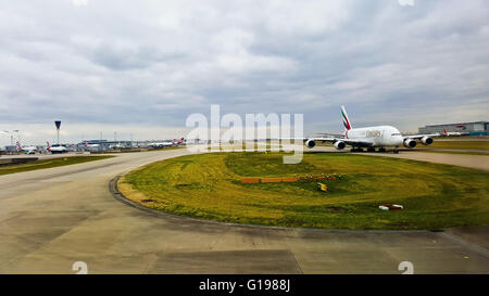 Emirates A380 nähert sich die Start-und Landebahn am Flughafen Heathrow Stockfoto