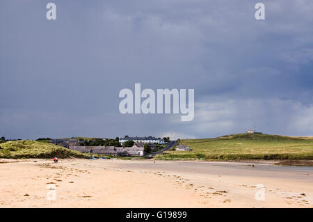Das hübsche Dorf Low Newton an der Küste von Northumberland mit schweren Regenwolken sammeln Stockfoto