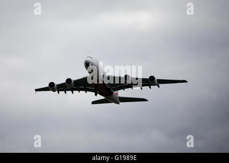 Emirates A380 startet am Flughafen Heathrow. Stockfoto