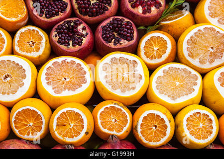 Nahaufnahme von ausgeschnittenen Hälften von frischen Orangen und Granatäpfel zu verkaufen, auf einem Obst-Stall, Istanbul, Türkei Stockfoto