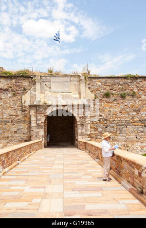 Touristen stehen auf dem Gehweg der byzantinischen Burg in der Stadt Chios, Chios, Griechenland Stockfoto