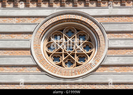 Runde Fenster auf Vorderseite des Saint Peter and Saint Paul der Apostel-Kathedrale, Constanta, Rumänien Stockfoto