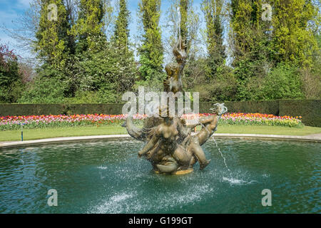 Triton-Brunnen Skulptur zeigt einen Meeresgott weht eine Muschelschale mit zwei Meerjungfrauen auf seine Füße, Regents Park, London, UK Stockfoto