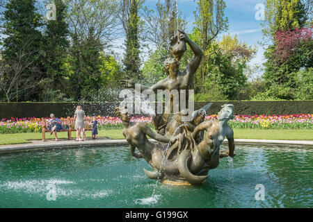 Triton-Brunnen Skulptur zeigt einen Meeresgott weht eine Muschelschale mit zwei Meerjungfrauen auf seine Füße, Regents Park, London, UK Stockfoto