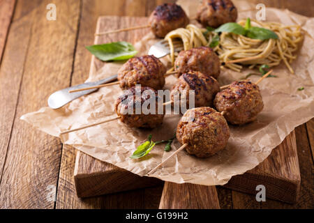 Türkei-Frikadellen auf Holzspieße Stockfoto