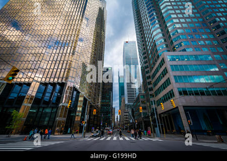 Eine Kreuzung und moderne Wolkenkratzer in der Innenstadt von Toronto, Ontario. Stockfoto