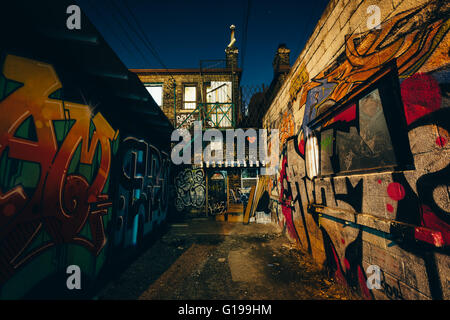 Graffiti-Gasse in der Nacht, in der Fashion District von Toronto, Ontario. Stockfoto