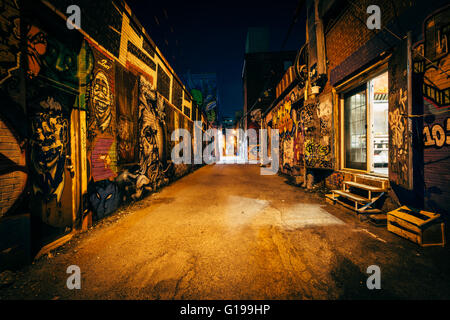 Graffiti-Gasse in der Nacht, in der Fashion District von Toronto, Ontario. Stockfoto