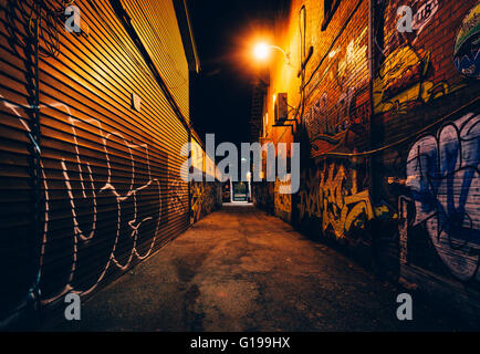 Graffiti-Gasse in der Nacht, in der Fashion District von Toronto, Ontario. Stockfoto