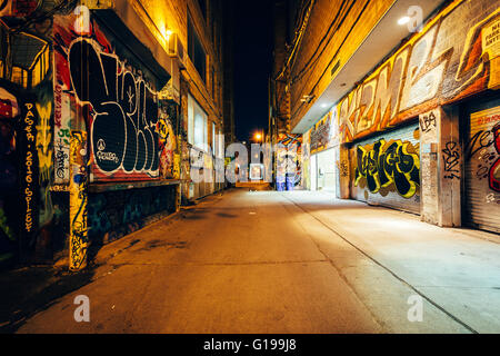 Graffiti-Gasse in der Nacht, in der Fashion District von Toronto, Ontario. Stockfoto