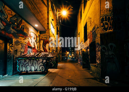 Graffiti-Gasse in der Nacht, in der Fashion District von Toronto, Ontario. Stockfoto