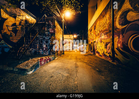 Graffiti-Gasse in der Nacht, in der Fashion District von Toronto, Ontario. Stockfoto