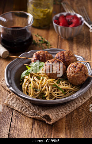 Türkei-Frikadellen auf Holzspieße Stockfoto
