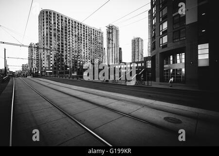 Straßenbahn-Gleise und moderne Gebäude auf Queens Quay West, an der Harbourfront in Toronto, Ontario. Stockfoto