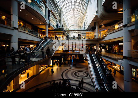 Das Innere des Eaton Centre, in der Innenstadt von Toronto, Ontario. Stockfoto