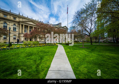 Gehweg und Gärten außerhalb Osgoode Hall in Toronto, Ontario. Stockfoto