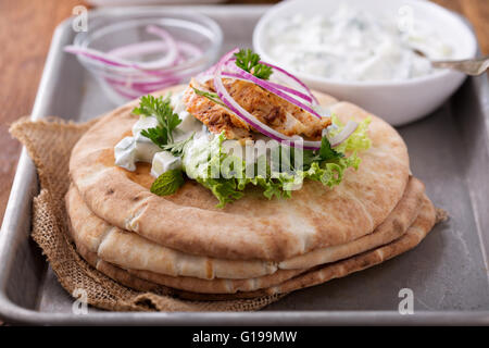Hähnchen-Sandwich Pita mit Gurken-sauce Stockfoto