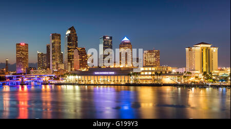 Dämmerung über der Skyline von Tampa, Florida, USA Stockfoto