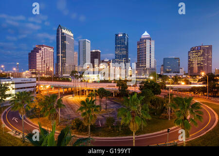 Morgendämmerung über der Skyline von Tampa, Florida, USA Stockfoto