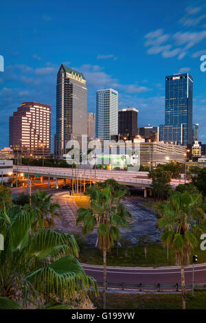 Morgendämmerung über der Skyline von Tampa, Florida, USA Stockfoto