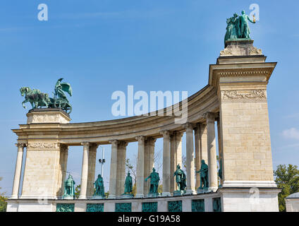 Spalten und Bronzestatuen des Denkmals in Heldenplatz, Budapest, Ungarn Stockfoto