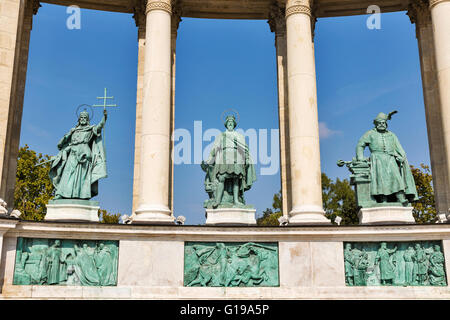 Spalten und Bronzestatuen des Denkmals in Heldenplatz, Budapest, Ungarn Stockfoto