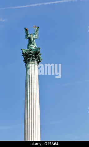 Erzengel Gabriel-Statue auf dem Heldenplatz in Budapest, Ungarn. Stockfoto