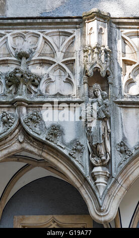 Burg Vajdahunyad in Budapest, Ungarn. Wand-Statue der Jungfrau Maria. Stockfoto