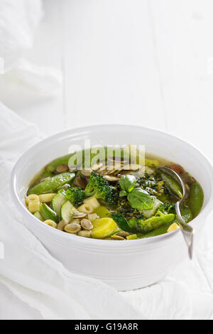 Grüne Minestrone mit Gemüse Stockfoto