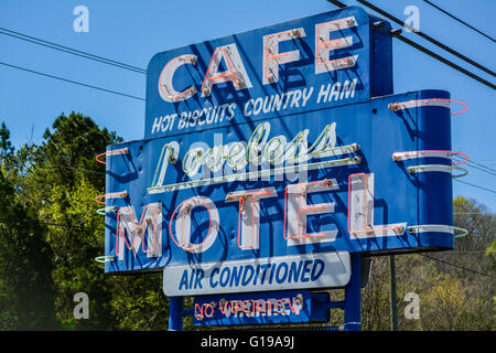 Große blaue Neon Straße Zeichen für die berühmten Loveless Motel und Cafe in der Nähe von Nashville, TN, berühmt für ihre heißen Kekse und Landschinken Stockfoto