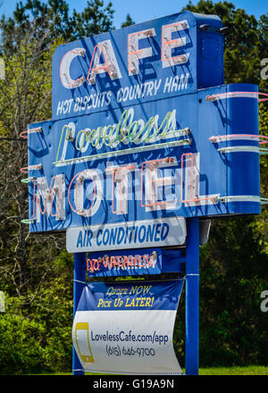 Große blaue Neon Straße Zeichen für die berühmten Loveless Motel und Cafe in der Nähe von Nashville, TN, berühmt für ihre heißen Kekse und Landschinken Stockfoto