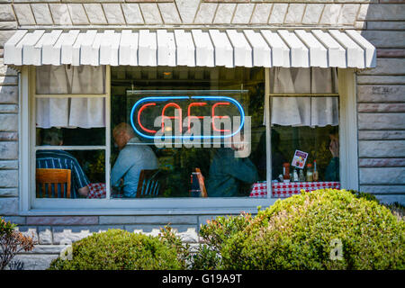 Das Neon Cafe Schild mit Gästen im Fenster des Loveless Motel, berühmt für Southern Cooking, Biscuits & Country Ham, außerhalb von Nashville, TN Stockfoto