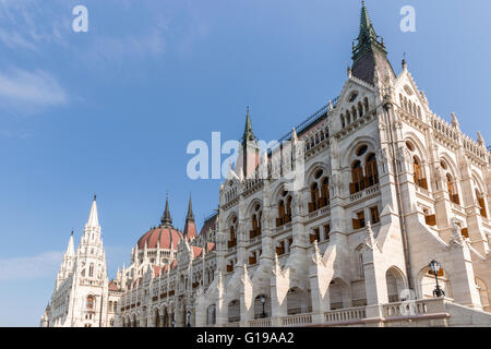 Fassade der Gebäude des ungarischen Parlaments in Budapest, Ungarn Stockfoto